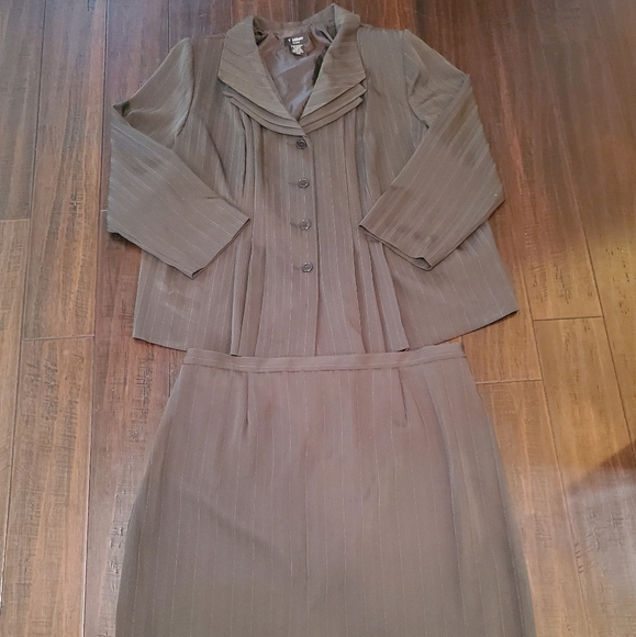 T. Milano Dresses & Skirts - T. Milano 2 Piece Gray Casual Skirt Set sz 22w